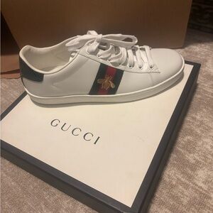 100% AUTHENTIC 39.5 Gucci White Leather Sneaker with Green and Red Web Gold Bee